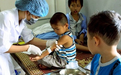Đỏ mắt tìm vaccine