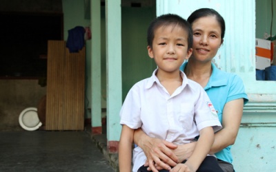 Cậu bé cử động hai tay cùng lúc