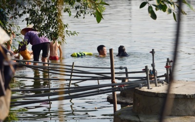 Cảnh người dân Hà Nội sinh hoạt bằng nước ao tù