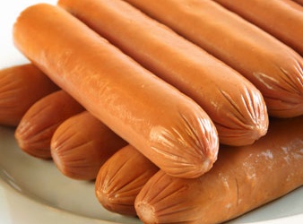 Ăn xúc xích bị sặc, bé trai 8 tháng tuổi tử vong