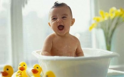 Trẻ bị rôm sảy, càng bôi phấn rôm càng nặng?