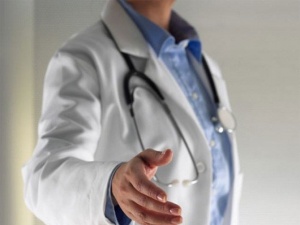 Bắt tay bác sĩ cũng nguy hại như hút thuốc lá?