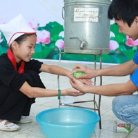 Rửa tay với xà phòng ngừa bệnh cho trẻ
