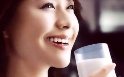 Ai không nên uống sữa bò?