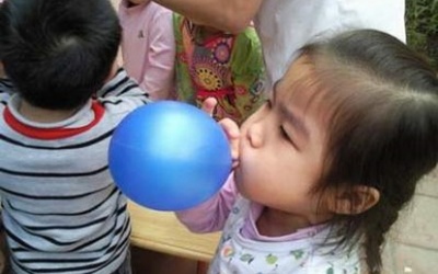 Thận trọng khi cho trẻ chơi bóng bay