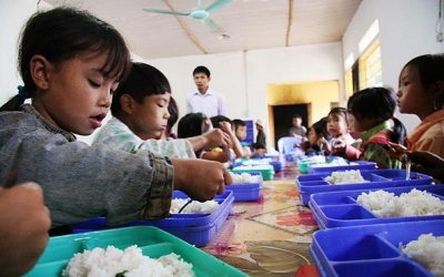 Phải cử người ăn thử thực phẩm trước khi cho học sinh ăn