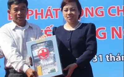 Ngành Y cùng ngư dân bám biển