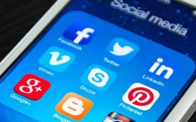 Một thanh niên bị bong võng mạc vì nhắn tin ngày đêm