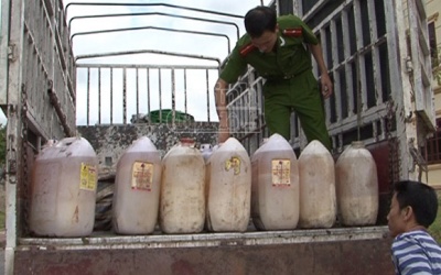 Tạm giữ 600 lít mỡ động vật không rõ nguồn gốc