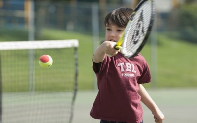 Trẻ chơi quần vợt từ nhỏ có xương chắc khỏe hơn