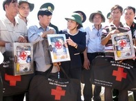 BV Bạch Mai ủng hộ hơn 350 triệu đồng cùng ngư dân bám biển