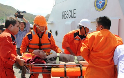 Cứu một người nước ngoài nguy kịch trên biển