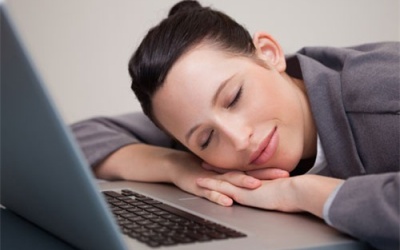 Làm gì để xua cơn buồn ngủ giữa giờ?