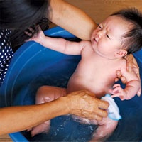 Cách vệ sinh rốn của mẹ có con suýt chết sẩy