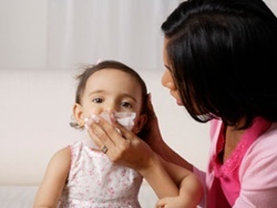 Con sinh bệnh vì mẹ quá sạch?