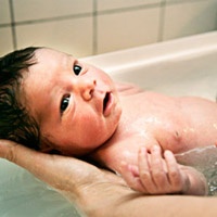 Mẹ khéo tắm lá bé hết rôm sảy