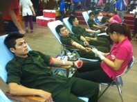Bác sỹ, công an cùng hiến máu tình nguyện
