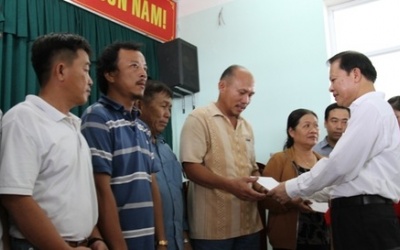 Phó Thủ tướng Vũ Văn Ninh tặng quà cho ngư dân từ Hoàng Sa trở về