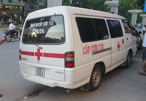 'Tự chế' xe cấp cứu chở bệnh nhân ngay giữa Thủ đô