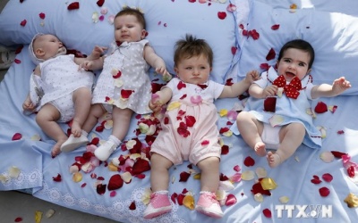 Độc đáo lễ hội độc đáo 'Nhảy qua trẻ sơ sinh'