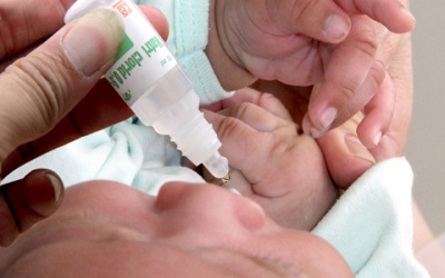 Bé 29 tháng ngộ độc thuốc nhỏ mũi