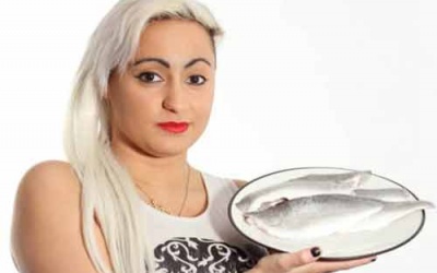 Nữ ca sĩ trẻ bốc mùi cá thối vì mắc chứng bệnh hiếm