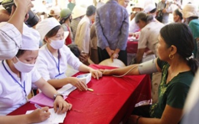 Y tế vượt sóng gió đến với ngư dân