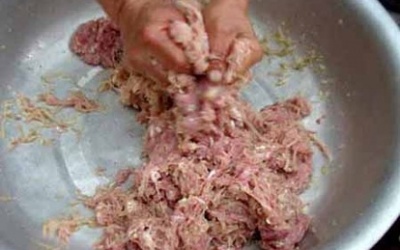 Nguy cơ nhiễm bệnh từ “đặc sản” của làng