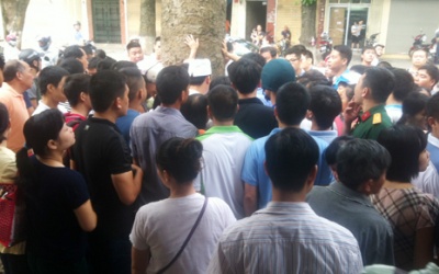 Để được tiêm vaccine, phải xếp hàng từ 4 giờ sáng để lấy số?