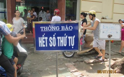 Có khi phải xếp hàng 3 ngày mới tiêm được cho con