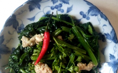 Cải bó xôi xào thịt: Nhanh, nhiều dinh dưỡng