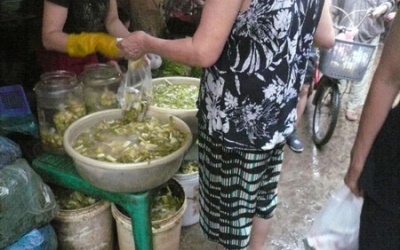 Ăn dưa, cà muối đựng trong thùng sơn: Có thể bị ung thư?