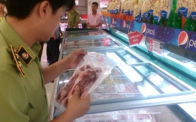 Tạm giữ nhiều hàng hóa tại Lotte Mart Đống Đa - Hà Nội