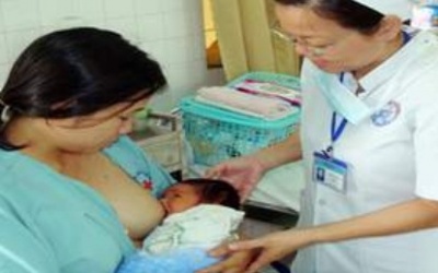 Chăm sóc mẹ và bé sau sinh thường