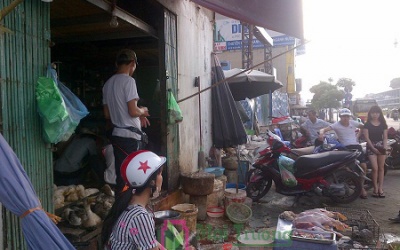 Chợ Cầu Diễn (Hà Nội): Gia cầm được giết mổ ngay cạnh những đống rác