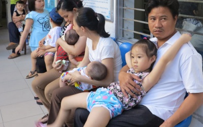 Vất vả như... đưa con đi tiêm vaccine ở Đà Nẵng