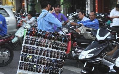 Tác hại khôn lường khi sử dụng kính mắt giá 'siêu rẻ'