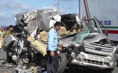 Tai nạn kinh hoàng làm 4 người chết: Tài xế ngủ gật!