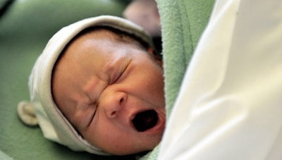 Ngủ chung giường người lớn dễ khiến trẻ tử vong