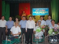 Lãnh đạo Bộ Y tế thăm Trung tâm Ðiều dưỡng thương binh Thuận Thành - Bắc Ninh