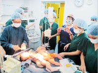 Bệnh viện Nhi TW mổ tách ca song sinh dính liền phần ngực