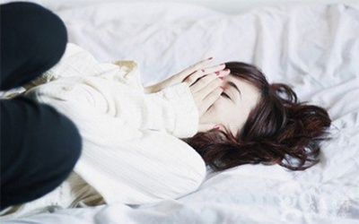 Phân biệt khí hư bình thường và khí hư do bệnh phụ khoa gây ra