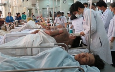 Ba công nhân nhập viện vì bỏng hóa chất nhuộm vải