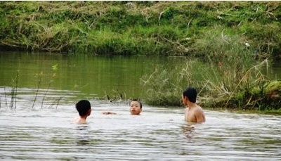 Hai trẻ chết đuối thương tâm khi đi tắm suối