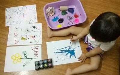 Dụ con chơi trong nhà