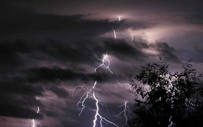 Thanh Hóa: Trú mưa trong lán, 2 người bị sét đánh chết