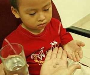 Trẻ nhập viện: Do uống thuốc tiêu chảy quá liều