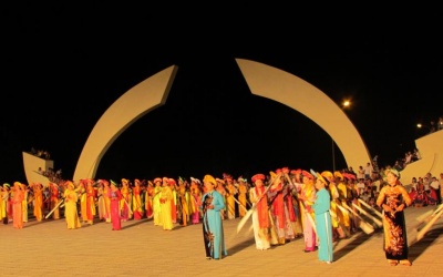 Độc đáo lễ hội múa bông, chèo cạn