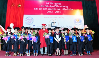 27 điều dưỡng đầu tiên nhận chứng chỉ của Vương quốc Anh