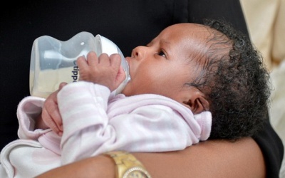 Kỳ lạ với bé 3 ngày tuổi tự bú bình